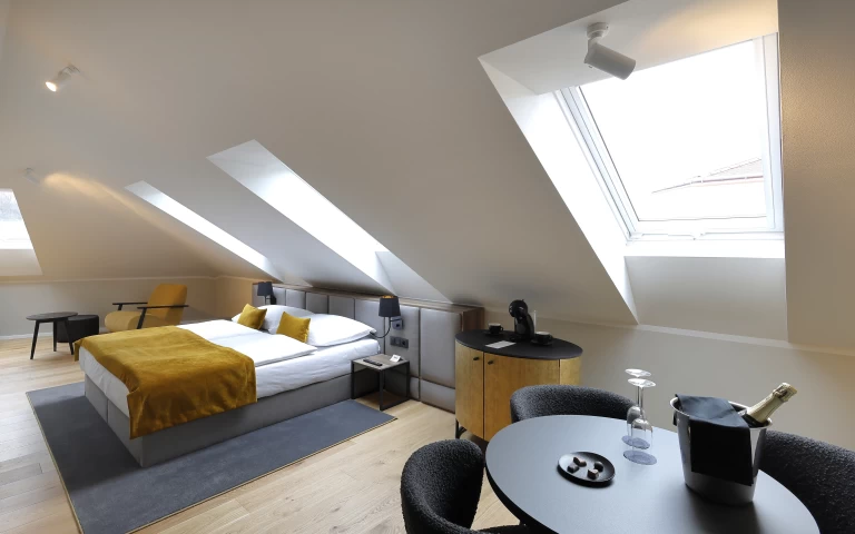 JUNIOR SUITE