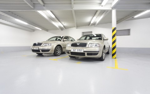 Garage / Parking